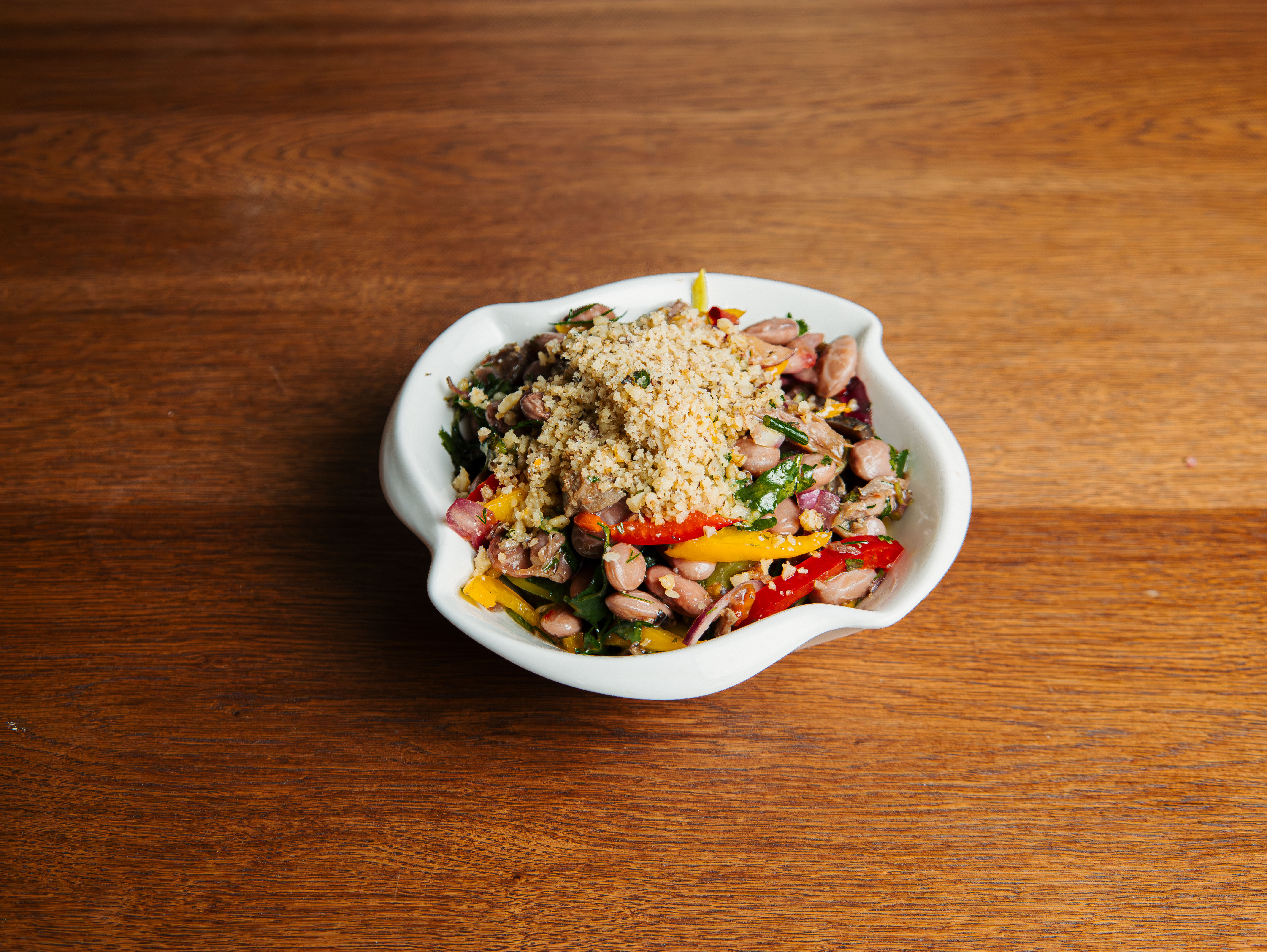 Tbilisi salatı (mal əti, qırmızı lobya, rəngli bibər, soğan, sarımsaq)