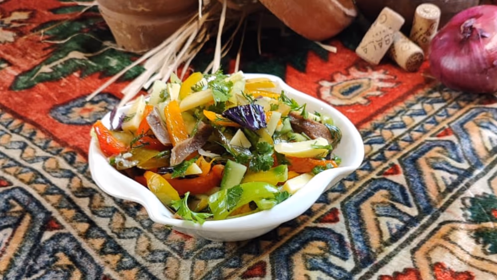 Dil Salatı (Mal dili, bibərlər, hisə verilmiş suluquni, sarımsaqlı dressinq)