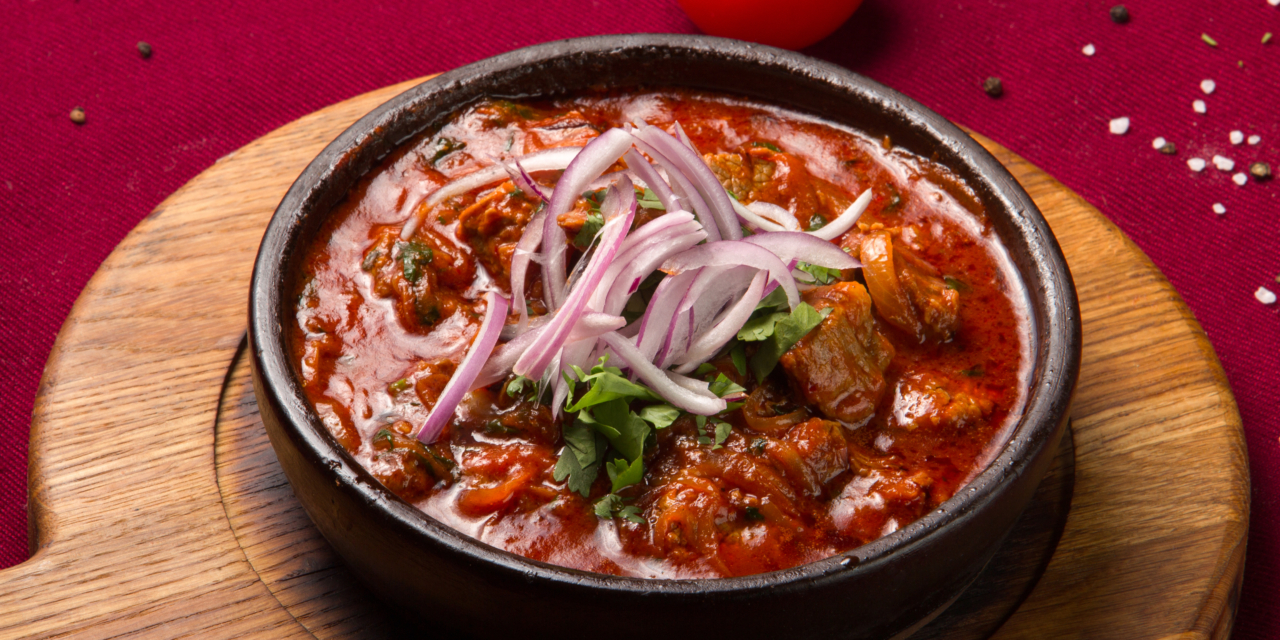 Solyanka (mal əti, xiyar turşusu, tomat pastası, sarımsaq, gürcü ədviyyatları) 